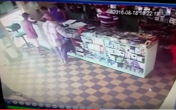 Bandidos armados fazem arrastão em loja de celular no centro de Esperantina