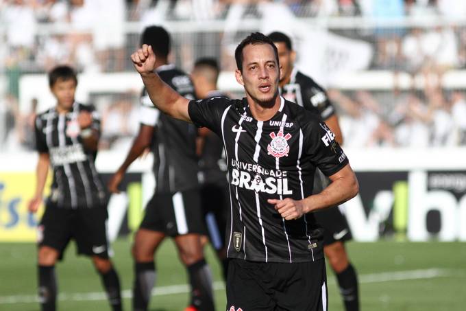 Rodriguinho comemora seu gol, o primeiro do Corinthians durante o jogo contra Ponte Preta, em Campinas (Foto: Ricardo Moreira /Fotoarena/Folhapress) 