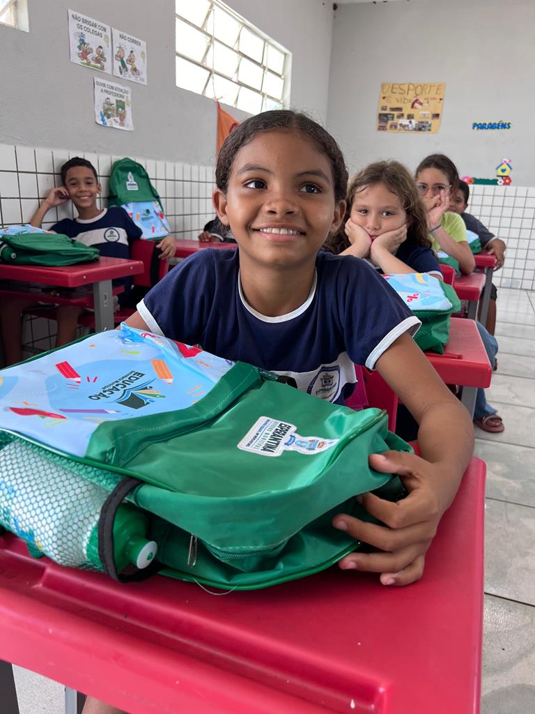 Prefeita Ivanária Sampaio entrega kits escolares na escola do Residencial Alecrim
