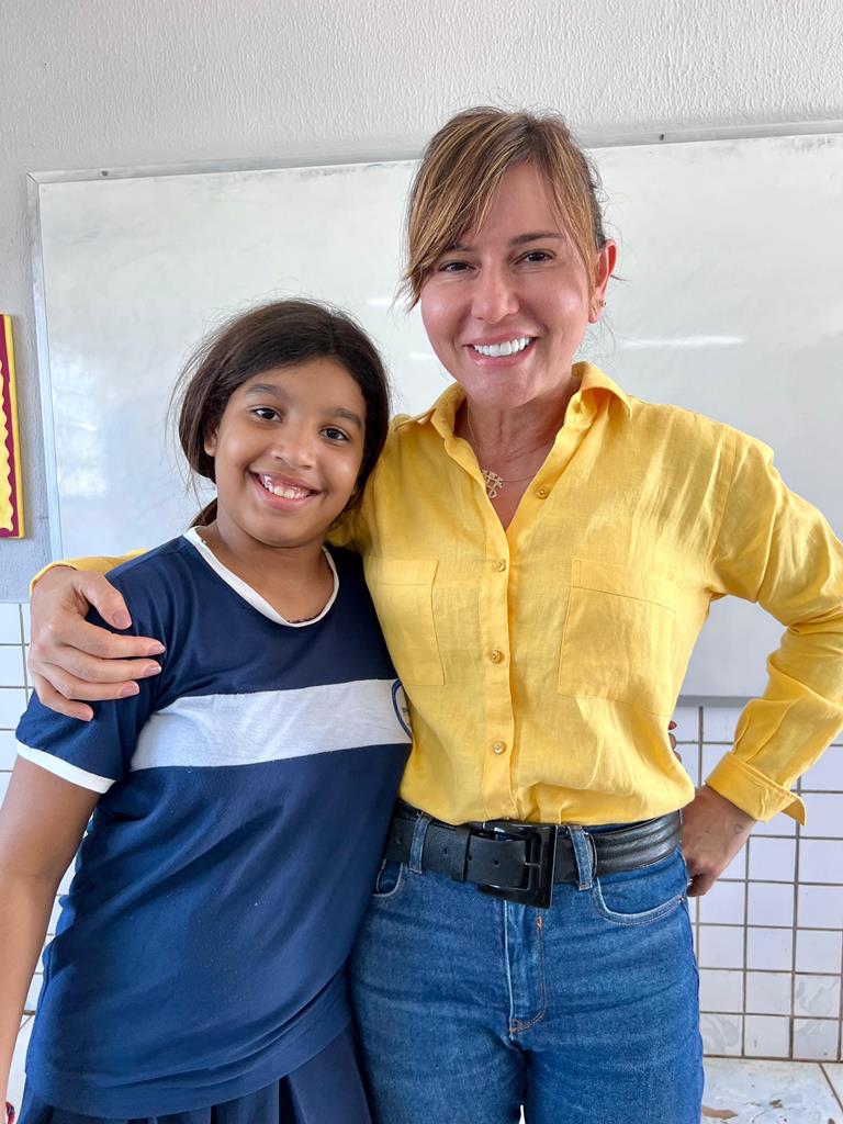 Prefeita Ivanária Sampaio entrega kits escolares na escola do Residencial Alecrim