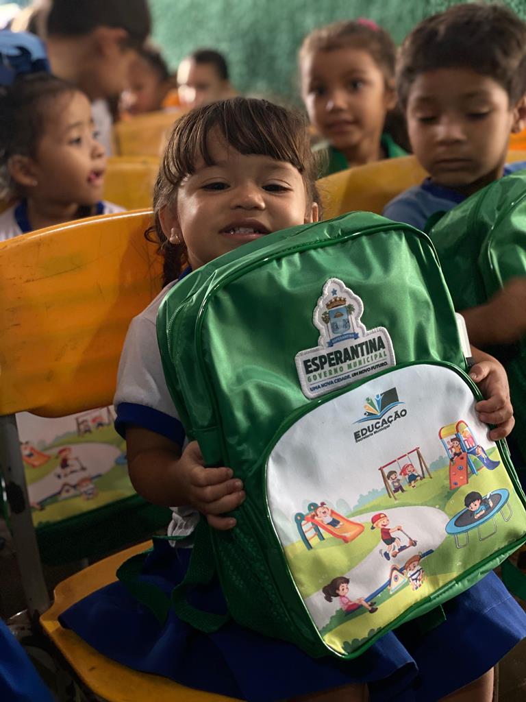 Prefeitura de Esperantina entrega kits escolares na localidade Lagoa Seca e Vassouras