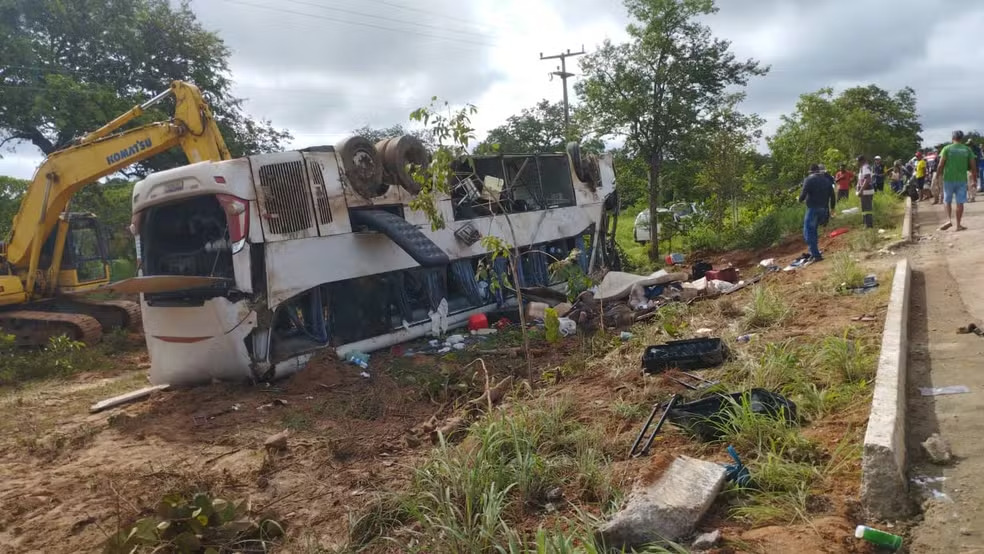 Sete pessoas morrem e 15 ficam feridas em acidente com ônibus na BR-135 no Sul do Piauí